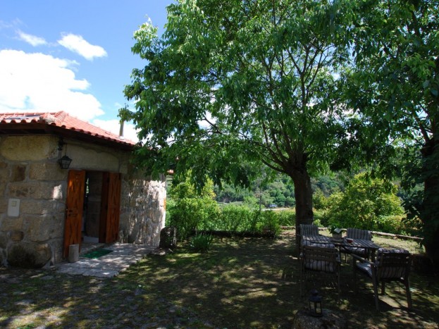 Casa da Raposeira - área de refeições exterior
