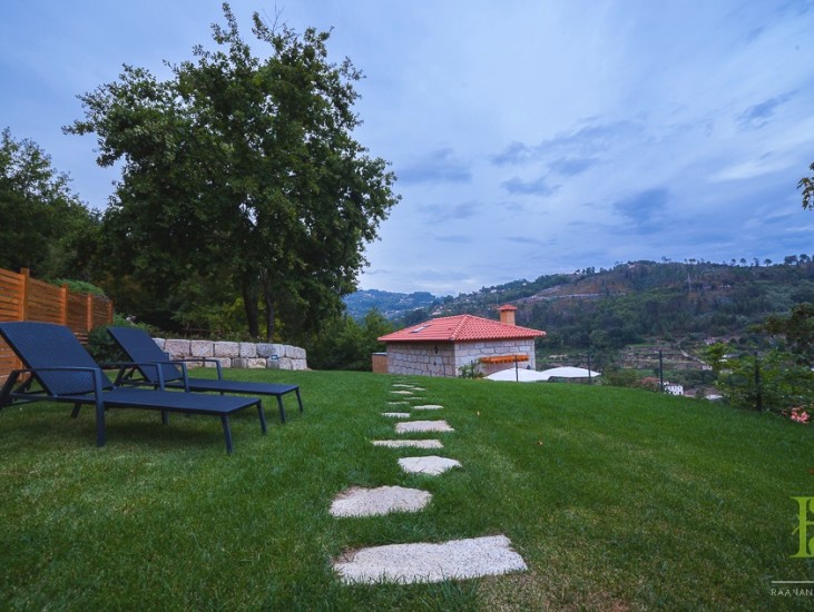 Casa da Eira - jardim e relvado, acesso à casa